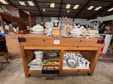 une table en bois sur laquelle sont posés de nombreux plats et bols