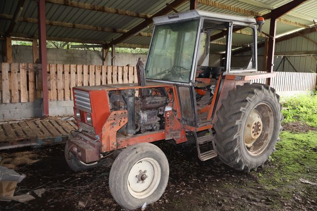 Tracteur agricole Fiat Someca ancien en mauvais état, capot démon...