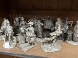 tout un tas de figurines posées sur une étagère