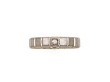 gros plan d'une bague sur fond blanc
