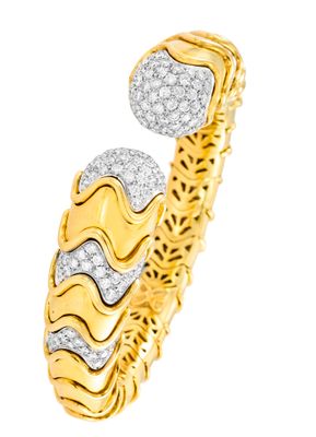 un gros plan sur une bague en or sertie de diamants