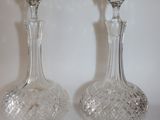 deux carafes en verre transparent posées sur une surface blanche