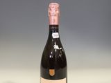 une bouteille de vin posée sur une table