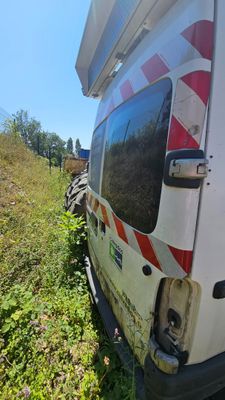 une camionnette garée sur le côté de la route