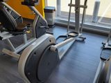 une salle de sport avec une rangée de vélos d'appartement
