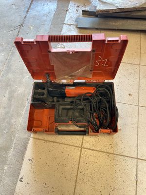une boîte à outils posée par terre dans la pièce