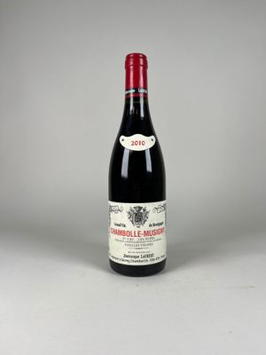 gros plan d'une bouteille de vin sur une table