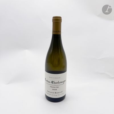 une bouteille de vin posée sur une table