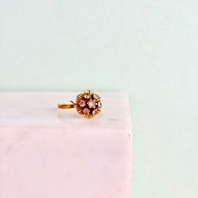 une image représentant une bague en or ornée d'une fleur