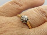 gros plan de la main d'une personne portant une bague