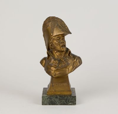 un buste en bronze représentant un homme portant un casque, posé sur un socle en marbre