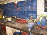 un établi avec des outils dans un garage