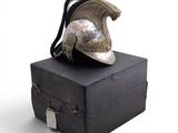 un casque posé sur une valise, sur une surface blanche