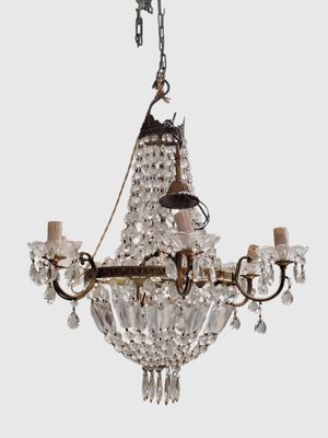 une image d'un lustre suspendu au plafond