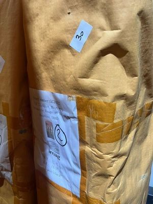 deux sacs de provisions posés sur la table