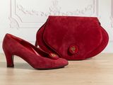 une paire de chaussures en daim rouge et un sac à main rouge posés sur une table