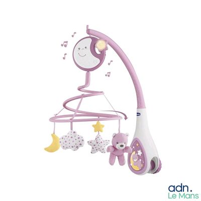 un lit de bébé rose orné d'une horloge et d'étoiles
