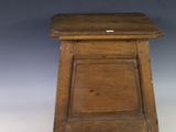 une vieille table d'appoint en bois surmontée d'un tiroir