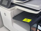 une imprimante posée sur un bureau à côté d'un téléphone portable