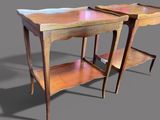 deux tables en bois avec une étagère de chaque côté
