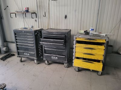 trois tiroirs jaunes et noirs dans un garage