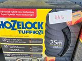 une boîte de « Hozelock Tuberoze » sur l'étagère