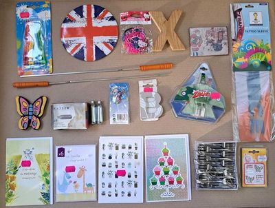 plusieurs objets posés ensemble sur une table