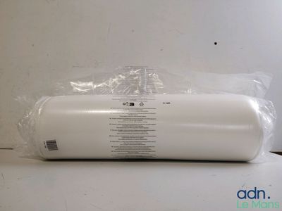 un rouleau de papier toilette emballé dans du plastique posé sur une table