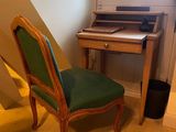une chaise placée à côté d'un bureau dans une pièce