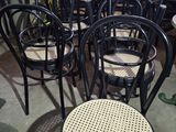 les nombreuses chaises et tables qui se trouvent dans une pièce