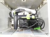 une image représentant une boîte contenant tout un tas d'appareils électriques