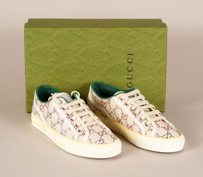 une paire de baskets Gucci blanches et vertes, avec leur boîte