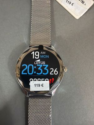 la montre est posée sur une table, avec une étiquette de prix dessus