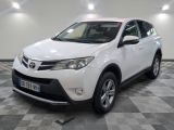 La Toyota RAV blanche est garée sur un sol en carrelage à damier.