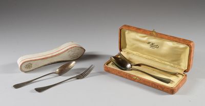 un service d'argenterie dans un coffret en bois, comprenant une cuillère et une fourchette