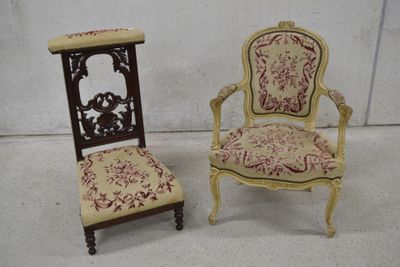 Fauteuil style Louis XV en bois laqué beige et un prie-Dieu …