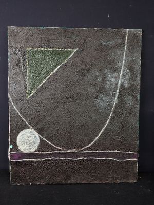 une photo d'une œuvre d'art posée sur une table
