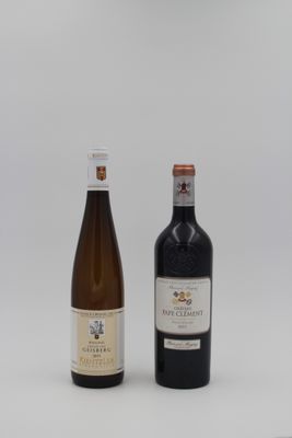 deux bouteilles de vin posées l'une à côté de l'autre sur une surface blanche