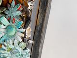 un gros plan d'un objet métallique orné de fleurs
