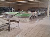 une grande salle équipée de tables et de bancs