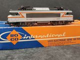 un wagon orange et blanc posé sur une boîte