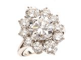 gros plan d'une bague en diamant sur fond blanc