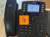 un téléphone posé sur un bureau à côté d'un ordinateur