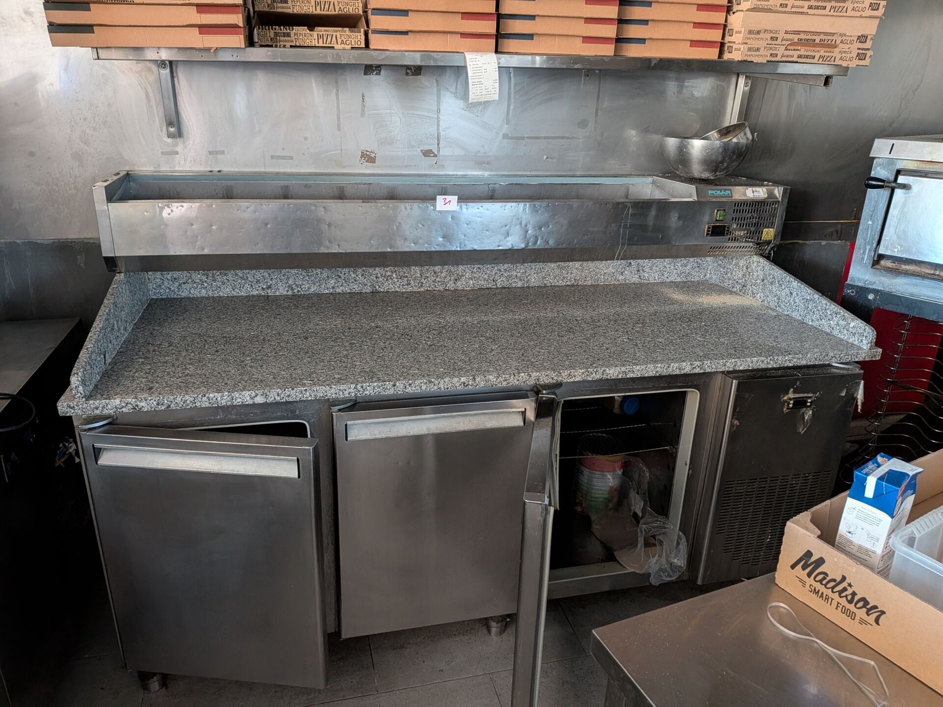 TOUR réfrigéré inox 3 portes dessus granit avec saladette PO…