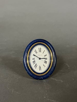 une petite horloge posée sur une table