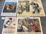 Plusieurs anciennes affiches françaises sont exposées sur une table