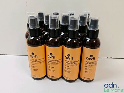 six flacons d'huile capillaire Ovii posés sur une table