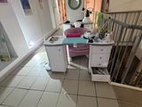 une pièce avec un bureau et une chaise