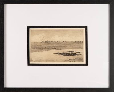 une vieille photo d'une photo représentant une plage avec un phare au loin