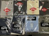 un grand nombre de t-shirts posés sur une table